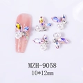 Nahaufnahme von 3D-Schmetterlings-Nailart-Schmuck mit Aurora-Kristallen und einer Perle - Sternenklar Rosa (9058)