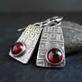 Orecchini geometrici retrò in argento con pietre preziose rosse su fondo scuro - Colore Rubino Argento Antico