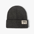 Bonnet en maille côtelée gris anthracite avec revers et écusson tissé 2025 tendance - Taille unique / Gris clair