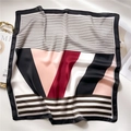 Posa piatta di sciarpa di seta quadrata con strisce geometriche e blocchi di colore rosa - Patchwork Geometrico Rosa Nero (FJ698-2)