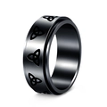 Detail eines schwarzen Edelstahl-Spinner-Rings mit gravierten keltischen Knoten - US 6 / Schwarz
