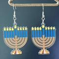 Orecchini Menorah di Hanukkah in acrilico con motivo di candele blu e ganci argentati - Menorah d'Oro