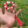 Dettaglio del portachiavi a perle rosse e bianche con fibbia dorata e nappa rossa - Rosso e Bianco (Stile 8)