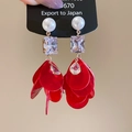 Dettaglio di orecchini a nappa con petali rossi, perle bianche e zirconi luccicanti - Perno per orecchini in argento - Rosso