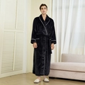 Klassischer dicker schwarzer Flanell-Bademantel für Herren mit weißem Saum und Gürtel - M / Hurricane Black (Men)