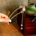 Épingle à cheveux dorée en U avec fleur blanche, perles et pompon pour chignon chic - Camélia en Perles Empilées (93#)