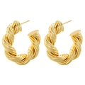 Dettaglio di orecchini a cerchio intrecciati placcati oro con texture a spirale a forma di C - Torsione a C Dorata