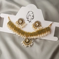 Detailweergave van parel- en kristallen kettingset met oorbellen op displaykaart - Goud/Wit