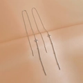 Pendientes de hilo plateados con estrella de cuatro puntas y cadena fina metalizada - Estilo Estrella de Plata