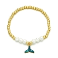 Bracciale di perle e sfere dorate con ciondolo a coda di balena blu scuro su sfondo bianco - Ciondolo Coda di Balena Blu Scuro