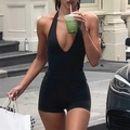 Completo sportivo da yoga nero da donna con top allacciato al collo e pantaloncini elasticizzati - S / Nero