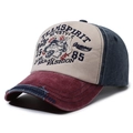 Vintage Baseballkappe in Burgunderrot und Navy mit gesticktem Wolf-Aufnäher - Rote Krempe