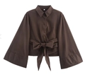 Détail d'une chemise en popeline marron foncé avec poignets larges et noeud à la taille - Café