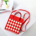 Rote und weiße Stricktasche mit Rautenmuster, Schultergurt und kurzen Griffen - Rot Rauten Gitter