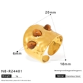 Vue détaillée de la bague rayée en acier inoxydable avec trois perles œil de tigre - Style d'Ornements à Trois Hémisphères Martelées (NB-R24401)