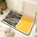 Tappetino da bagno moderno a strisce con accenti gialli su pavimento in marmo di lusso - 40x60cm / Giallo