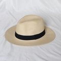 Κλασικό μπεζ ψάθινο καπέλο fedora με μαύρη κορδέλα γκρο για αντίθεση - Μπεζ
