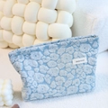 Trousse à cosmétiques bleue avec motif nuage en relief et design en tissu portable - Bleu clair