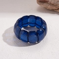 Makro-Detail der blauen Glitzer-Acrylperlen auf einem elastischen Stretch-Armband - Armband-Blau (Sternenhimmel Glitzer)