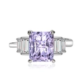 Luxuriöser Ring mit rosa Zirkonia im Radiant-Schliff und Baguette-Steinen auf weiß - Einstellbar Offen / Violetter Zirkonia
