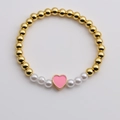 Bracciale elastico a sfere dorate con perle bianche e un ciondolo a cuore rosa - Rosa