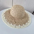 Primer plano de sombrero de rafia con borde de ganchillo en contraste y textura - Beige