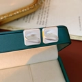 Vista dettagliata di orecchini quadrati in argento con finitura spazzolata su cofanetto - Silver Earring Post - Argento - Quadrato Increspato