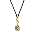 Collana con cordino nero, chiusura dorata e ciondolo yin yang con pavé di pietre blu - Stile Tai Chi Yin Yang (CN01090CX)