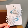 Détail de barrettes à cheveux flocon avec paillettes blanches, ruban bleu et strass - Clips BB / Beige