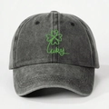 Dettaglio cappello baseball in denim grigio lavato con ricamo quadrifoglio Lucky - Taglia unica / Nero