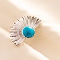 Makro-Detail des silbernen Edelstahlrings mit Türkis-Inlay im Sonnenstrahl-Design - Silber Dunkelblau Stil (J545-S-DB)