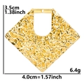Dettaglio di un orecchino in acciaio inossidabile placcato oro 18k con texture irregolare - Ciondolo Placcato Oro Sottovuoto 18K / Pendaglio Colore Oro
