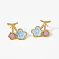 Detalle de los pendientes de flores con esmalte azul y cristales rosas elegantes - Estilo Dorado (KD3530)