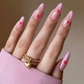 Roze French almond press-on nagels met rode hartjes en een elegante gouden ring - Roze Franse Rode Hartstijl (JP1786)