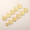 Colgantes de árbol de la vida en acero de titanio dorado con varios diseños de relieve - Estilo 1 (Modelo 1) / Dorado