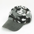 Detailansicht der Winter-Basecap mit Camouflage-Sherpa-Fleece und Kord-Schirm-Struktur - Militärgrün Grau