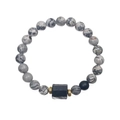 Vista detallada de pulsera de cuentas grises y negras con piedra central y detalles dorados - Piedra de Mapa Gris y Cuentas Negras Mates Con Turmalina