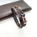 Dettaglio del bracciale doppio in pelle intrecciata con pietre occhio di tigre e cuori - Bracciale a Cuore Occhio di Tigre Giallo 21cm