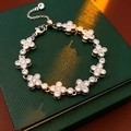 Bracciale a quadrifoglio argento con zirconi scintillanti su scatola di gioielli verde - Argento