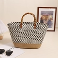 Handgewebte schwarz-weiße Baumwoll-Tote-Bag mit Bambusgriffen in minimalistischer Umgebung - Schwarz