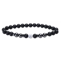 Dettaglio di perline nere opache da 6 mm e una perlina centrale in marmo su bracciale elastico - Howlite