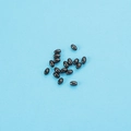 Makroaufnahme von 15-16 glänzenden schwarzen ovalen Perlen für DIY Schmuckherstellung - Schwarz (1mm Loch)
