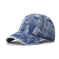 Primo piano dettagliato che mostra la trama usurata e i fori sul berretto di jeans blu - Regolabile / Denim Blu Scuro Strappato