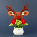 Handgefertigte gehäkelte Rentier-Topfpflanze mit roten Blumen und weißer Basis - Fertige Weihnachts-Rentier-Topfpflanze
