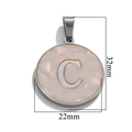 Detailansicht runder Anhänger Buchstabe C mit rosa Muscheltextur und 32mm Maßangaben - Stahlfarbe C