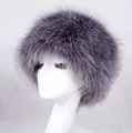 Dettaglio della trama del cappello in finta pelliccia grigio e bianco e materiale soffice - Grigio bianco