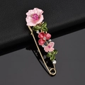 Makroaufnahme der rosa Emaille-Blumenbrosche mit Strass auf goldener Metallnadel - Rosa Rot Blumig (BC18Y0239-3)