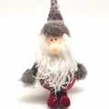 Bambola di peluche natalizia con cappello grigio, barba bianca e corpo a scacchi rossi - Babbo Natale