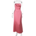 Detail des rosa Satin-Trägerkleids mit plissiertem Brustdesign und seidiger Textur - S / Rosa