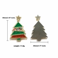 Detailansicht der Weihnachtsbaum-Ohrringe mit Maßen von 50 mm Höhe und 45 mm Breite - Grün
